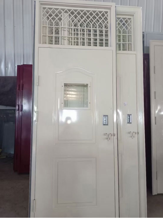 阿勒泰学校教室门