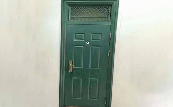 阿勒泰学校教室门