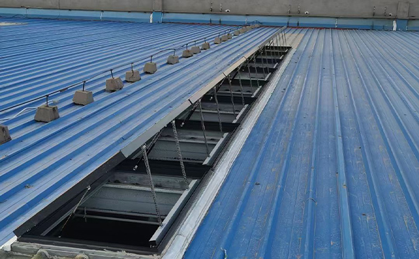 某城市大型商业综合体中庭阿勒泰排烟窗工程