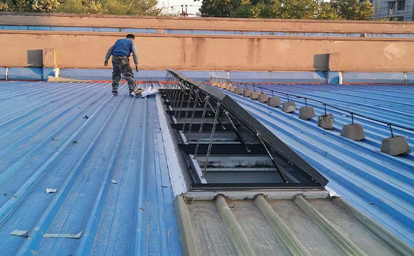 某区域性物流仓储中心阿勒泰排烟窗系统安装项目